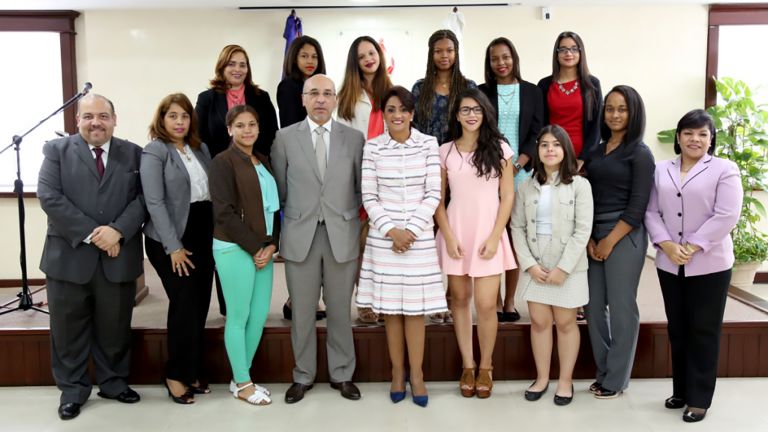 Primera Dama Cándida Montilla de Medina, junto a estudiantes y personal del DPD
