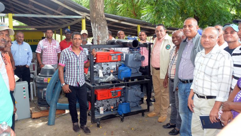 Director del IAD, Emilio Toribio Olivo, entrega tractor  productores