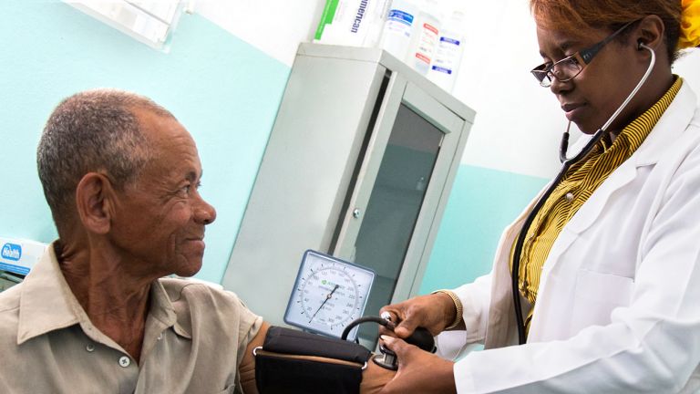 Doctora atiende paciente en Hospital Dr. Pedro Heredia Rojas