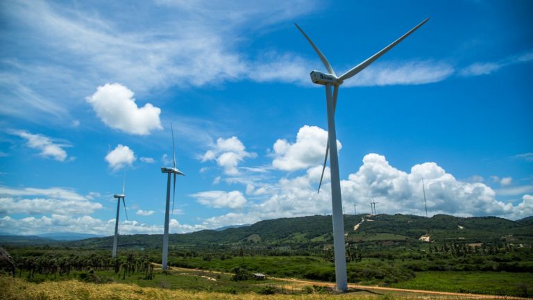 Imagen de aerogeneradores que producen energía eólica  
