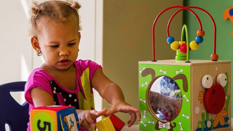 Niña mientras juego en una Estancia Infantil