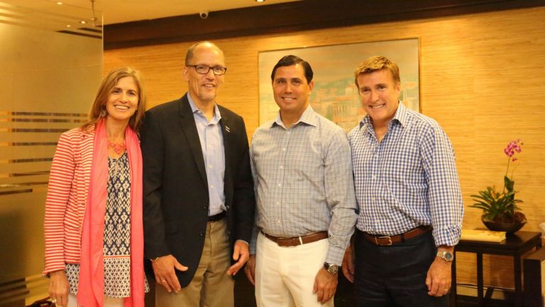 El secretario de Trabajo de Estados Unidos, Thomas Pérez, James W. Brewster y su esposo, Bob J. Satawake.