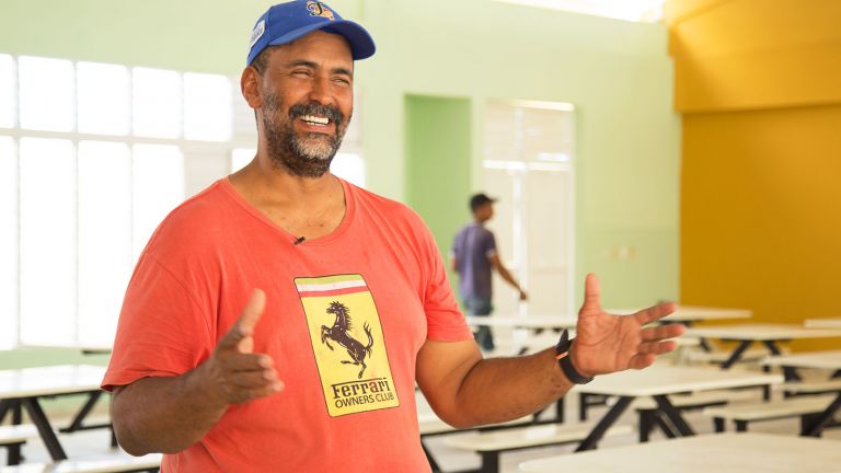 Newton Tejada, instaló puertas y ventanas en la escuela Básica Gregorio Luperón, en Palo Blanco, Baní