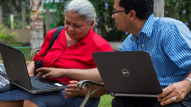 Maestros beneficiados de la entrega de computadoras