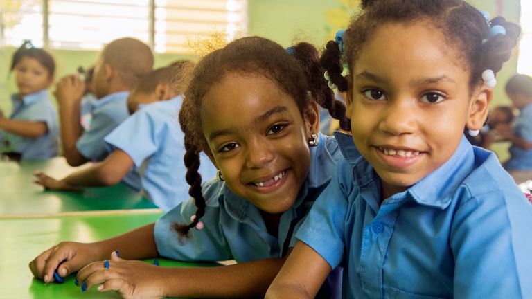 Niñas de la Escuela Digna Celeste Nova en Los Mameyes