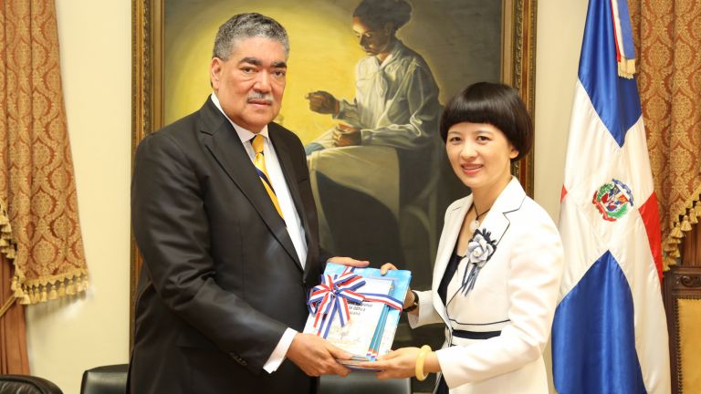 Miguel Mejía junto a la La nueva representante permanente de la Oficina de Desarrollo Comercial de la República Popular China en el país, Fu Xinrong