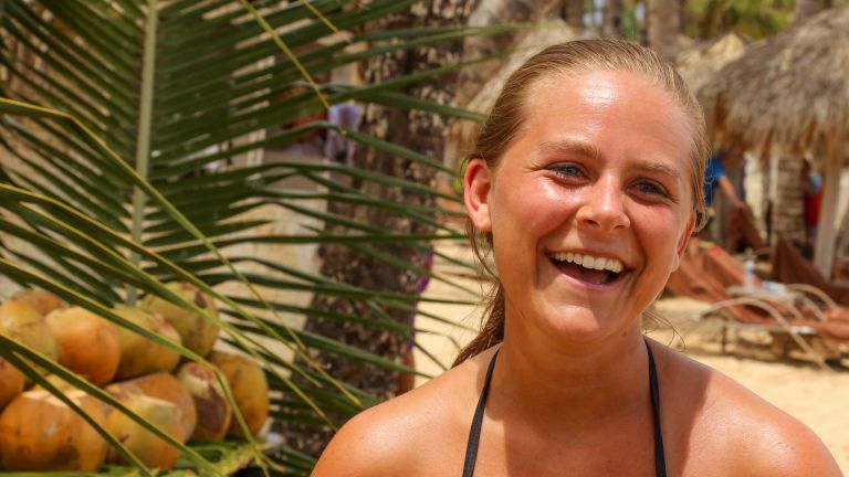 Lo dice la turista en la playa, gozosa por las atenciones recibidas y lo segura que se siente en Punta Cana.