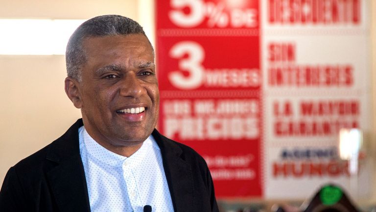 Miguel Angel Peguero, comerciante de Hato Mayor, vende electrodomésticos y muebles para el hogar.