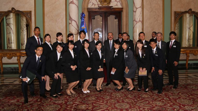 Presidente recibe estudiantes japoneses en programa de intercambio.