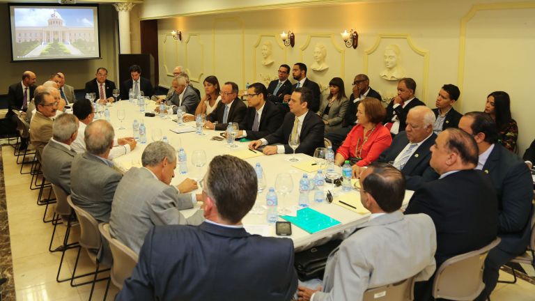 Gobierno reunido con productores 