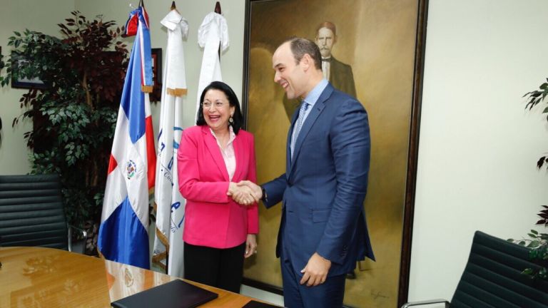 INDOTEL firma convenio con Fundación Reservas para inclusión tecnológica microempresarios