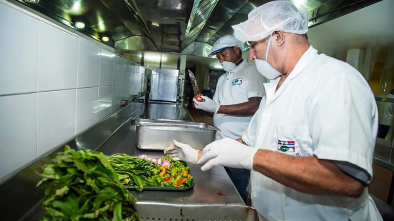El Gobierno continúa brindando asistencia alimentaria a familias afectadas por las inundaciones de los últimos días.