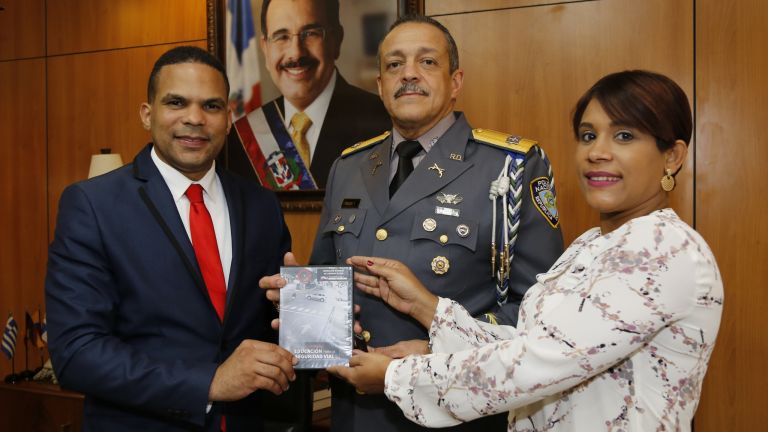 El director general de la Policía Nacional, se sumó a la Campaña de Seguridad Vial de la Presidencia.