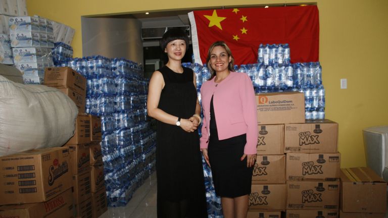 Solidaridad de China: Afectados por torrenciales lluvias en Puerto Plata reciben ayuda