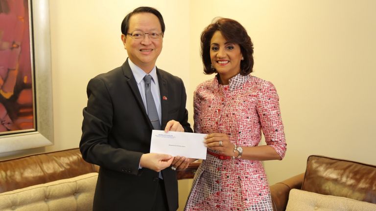 Primera Dama Cándida Montilla de Medina y el embajador de la República de China Taiwán, Valentino Tang 
