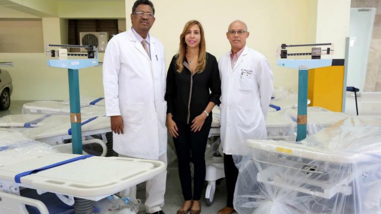 Encargada del Programa Cuenta Conmigo, Lissy Campos y el director del Hospital de la Mujer Dominicana, Félix María Dotel Medina