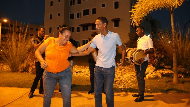 Residentes de Ciudad Juan Bosch disfrutan del aguinaldo navideño