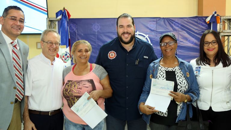 Director de APORDOM, Víctor Gómez Casanova junto a exempleados 