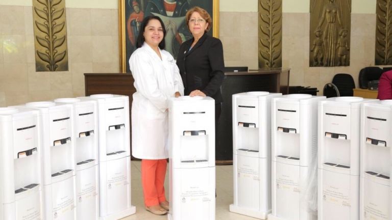 Entrega de bebederos de parte del DPD a Maternidad Nuestra Señora de la Altagracia