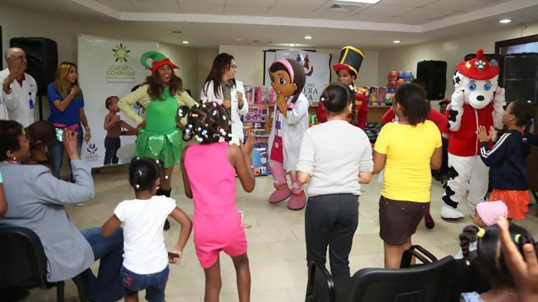 Niños reciben juguetes 