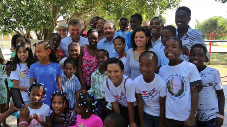 Danilo Medina con niños del Hogar Nuestros Pequeños Hermanos