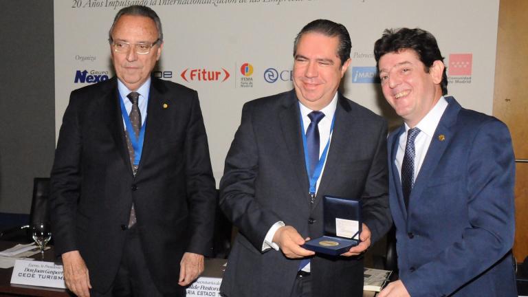 ministro de Turismo de República Dominicana recibió la Medalla al Mérito Turístico