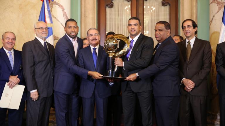 Danilo Medina junto a miembros Club Atlético Licey