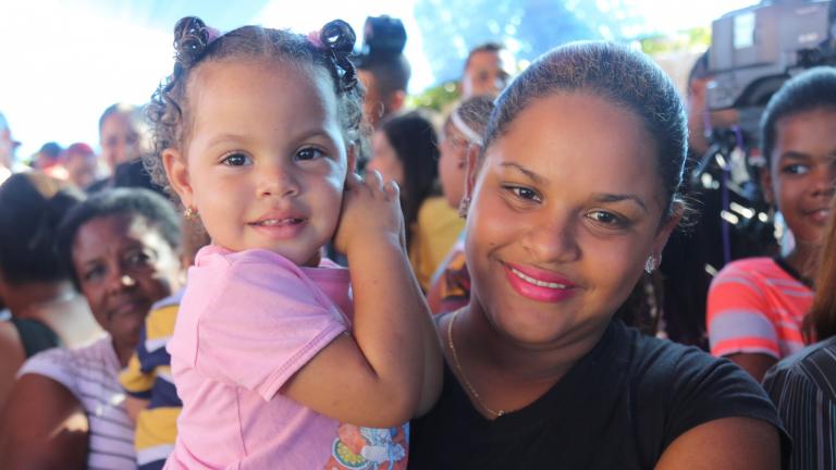 Madre carga hija
