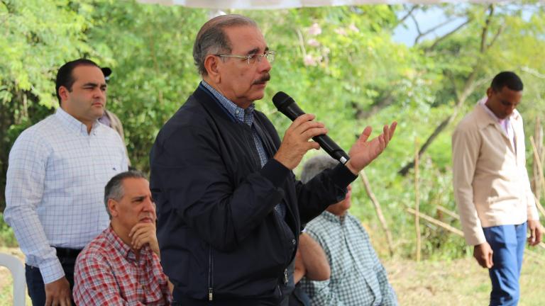 Danilo Medina con productores de Pitahaya