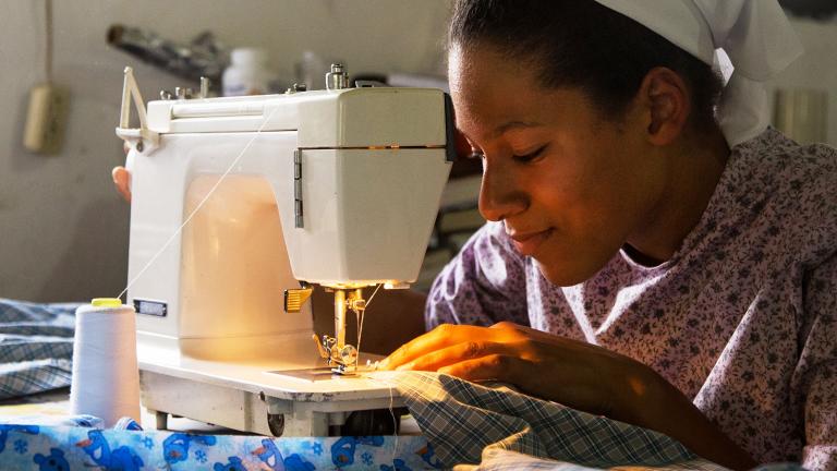 mujer cosiendo 