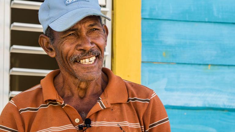 Hombre sonriendo