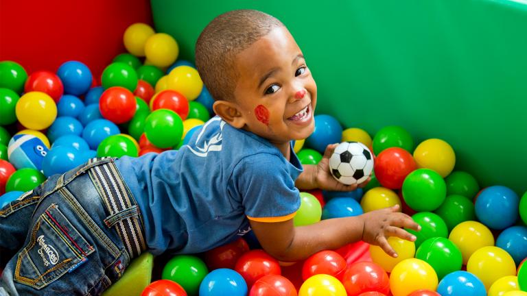 Niño jugando