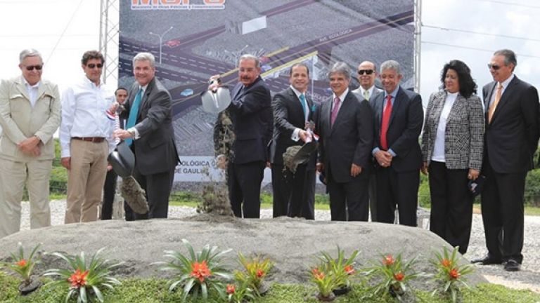 Presidente Danilo Medina junto al ministro Administrativo de la Presidencia, José Ramón Peralta; la senadora Cristina Lizardo y el ministro de Obras Públicas Gonzalo Castillo