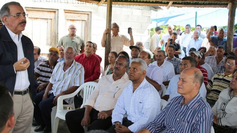 Danilo Medina con productores